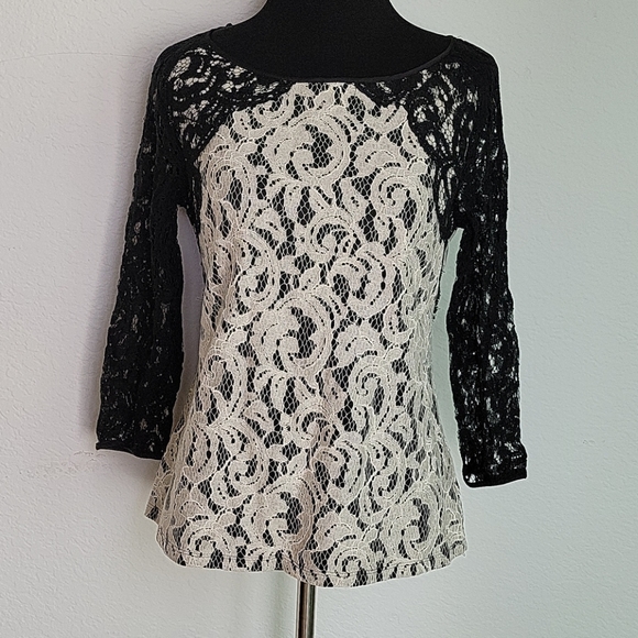 Ann Taylor NWT Black & White Lace 3/4 Sleeve Top - Picture 2 of 5